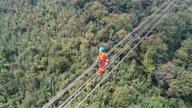 不容易！93年电力女工380米高空巡线