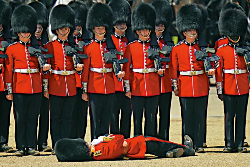 英皇家卫队多名士兵热晕倒地