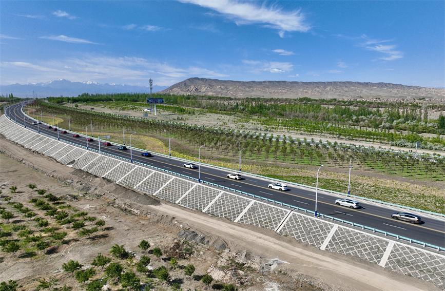 “中国最美公路”独库公路恢复通车