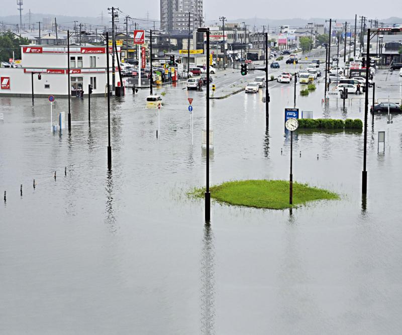 日本秋田暴雨 一男子车中溺亡