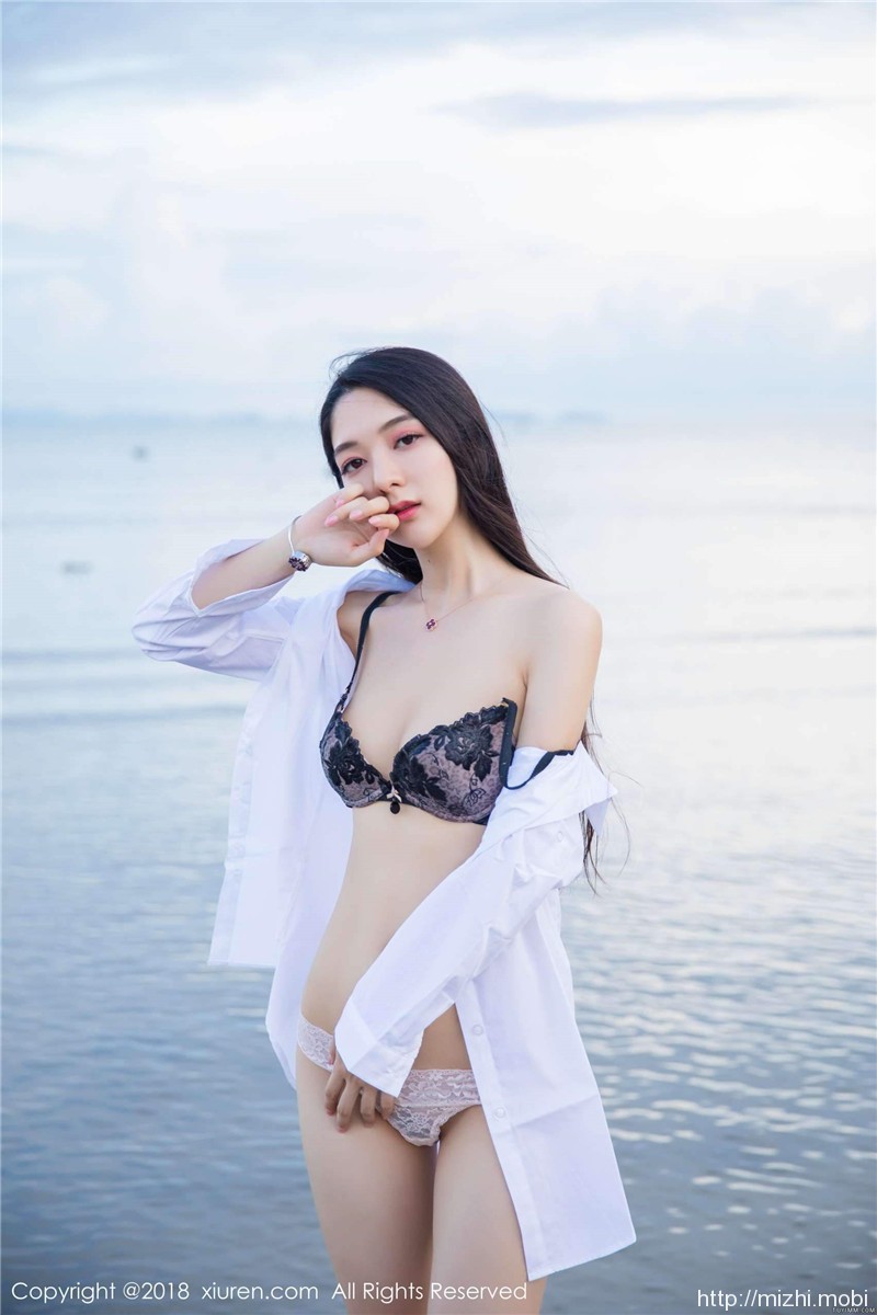 嫩模小热巴海边唯美写真