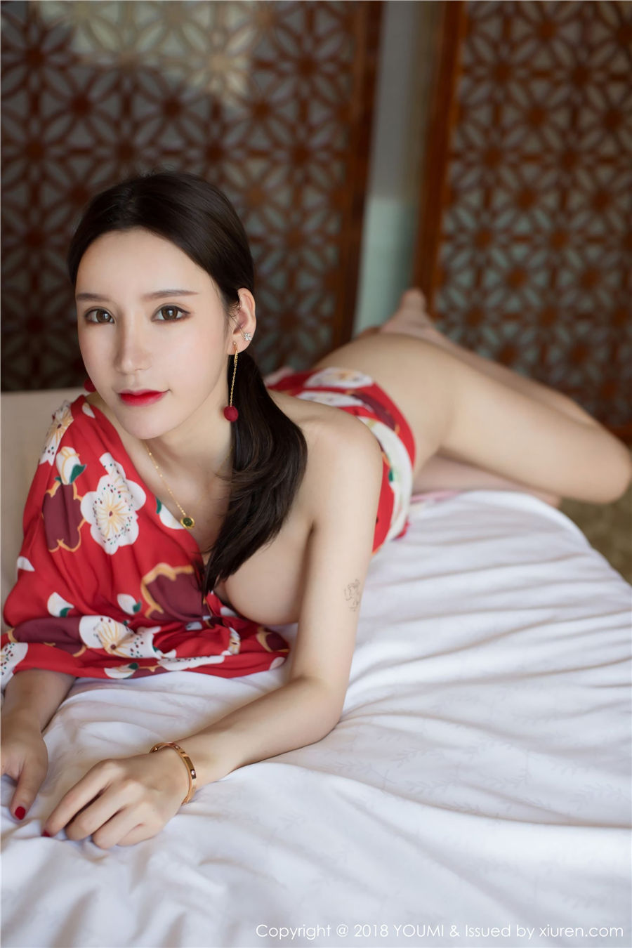 美女周于希嫩白娇嫩肌肤美乳翘屁股惹人遐想