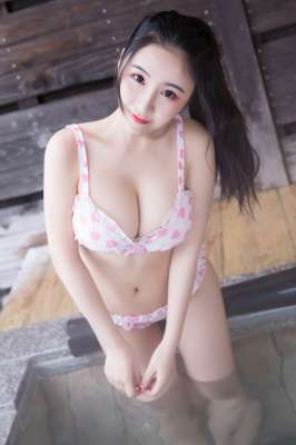 大胸美女谢芷馨温泉里性感内衣照