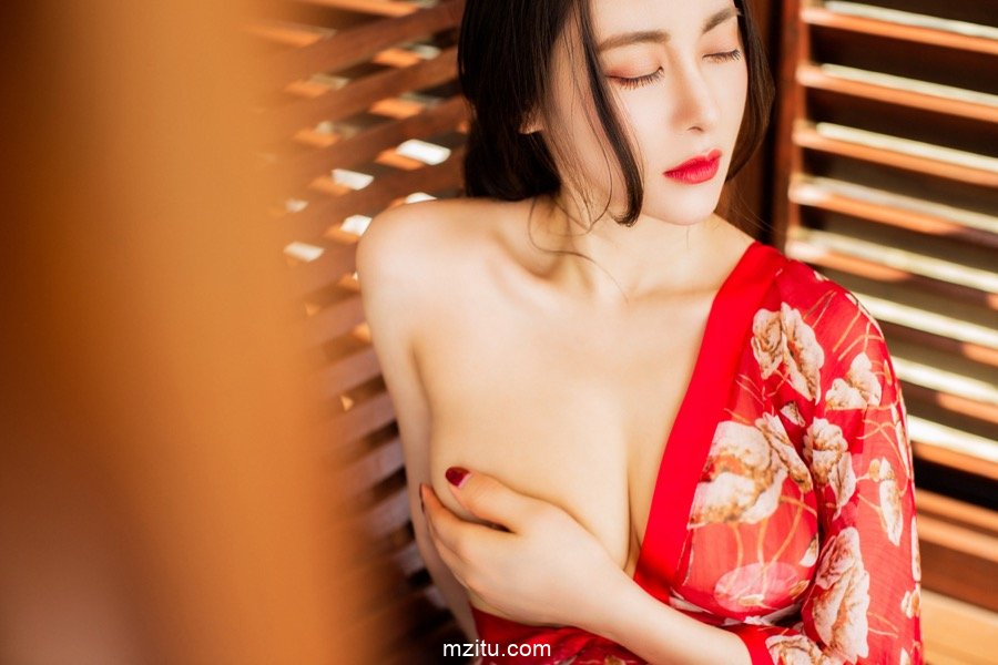 极品美女穆菲菲红衣真空酥胸美腿勾人欲火