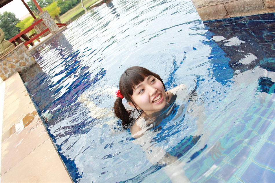 日本比基尼少女高岡未來可爱素颜写真