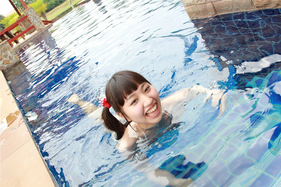 日本比基尼少女高岡未來可爱素颜写真