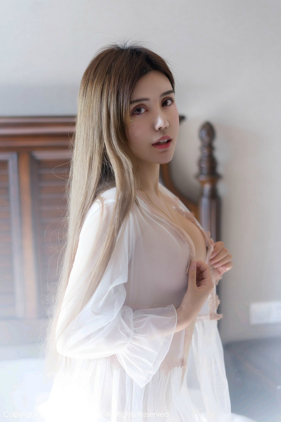 女神Cris_卓娅祺私房内衣半脱露浑圆豪乳秀发遮点