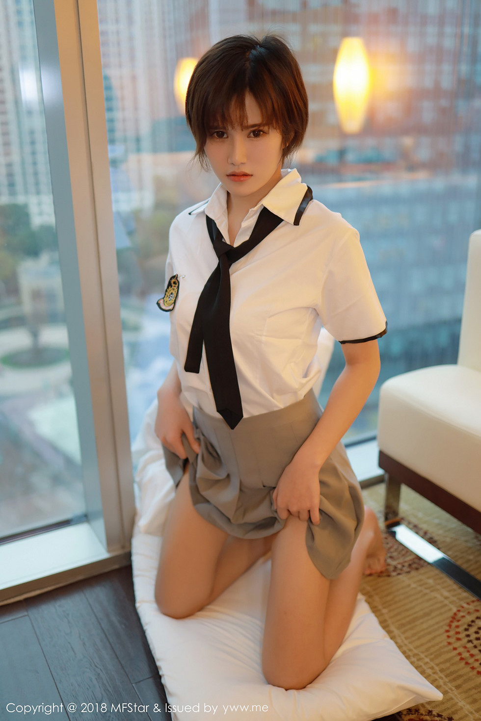 清纯尤物小姿学生制服半脱白衬衣露美胸写真