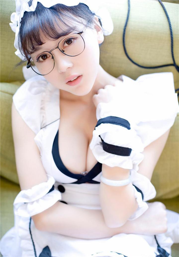 清纯美女赵小米Kitty巨乳性感内衣挑逗女仆装强势诱惑