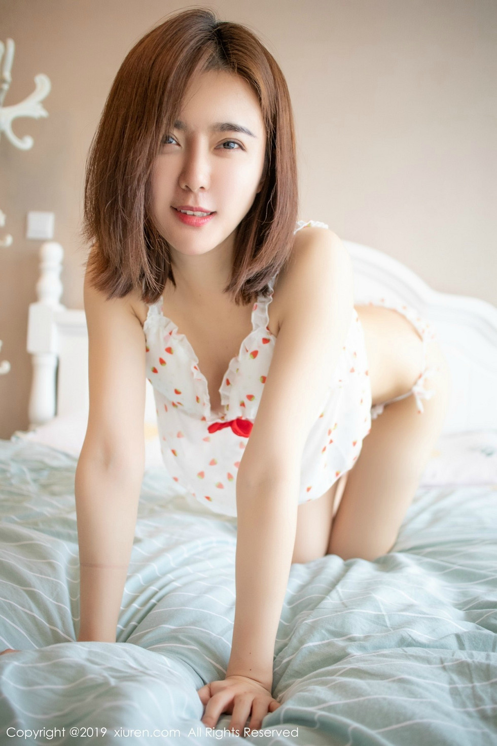 清纯嫩模yomi悠蜜私房草莓内衣半脱露豪乳