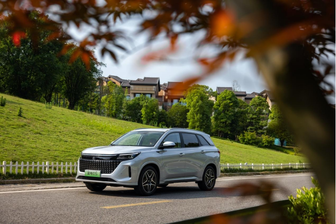 10万出头买大7座电混SUV？蓝电E5限时特大优惠3.5万，黄金周的出游神器了解一下