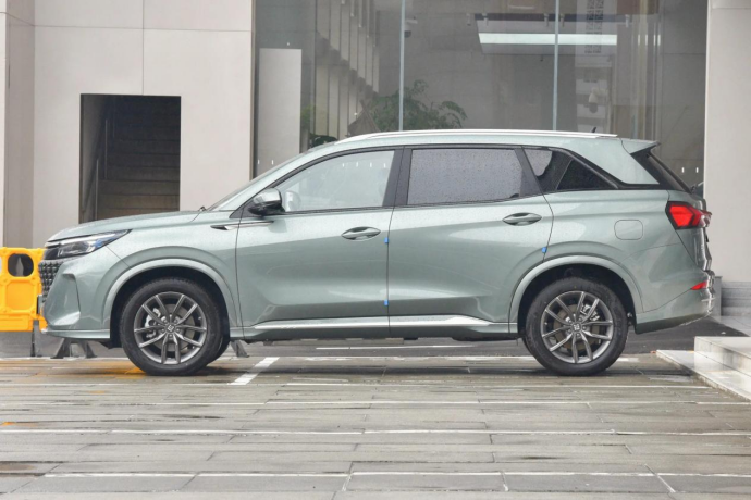 10万出头能买的大7座新能源SUV，蓝电E5不比博越L香吗？