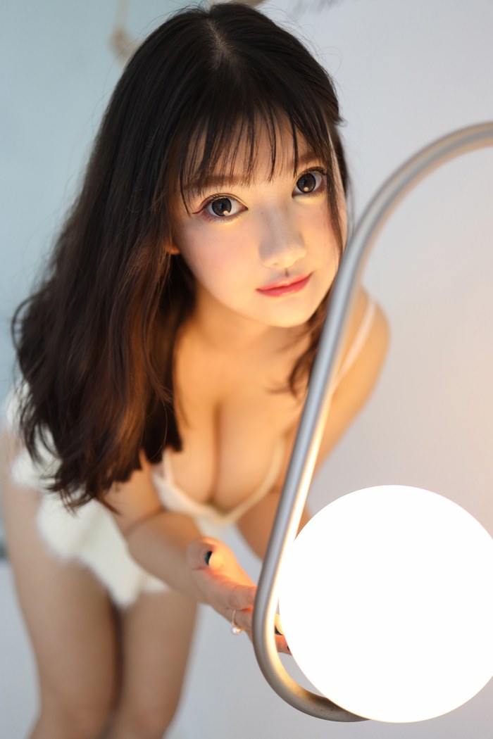 童颜巨乳小尤奈白嫩美臀捧胸照