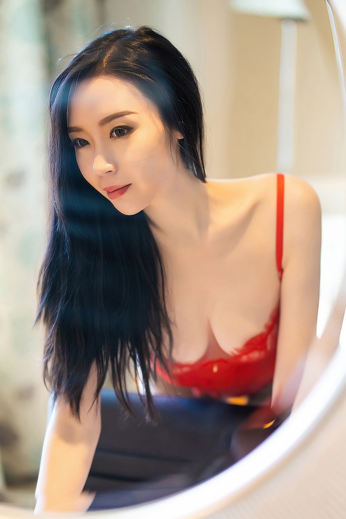 完美体态梦心月吊带黑丝手遮美乳