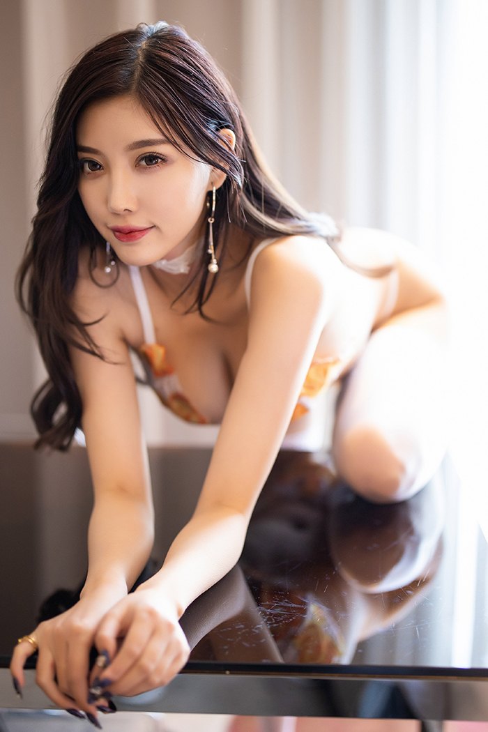 妖艳美人杨晨晨蕾丝内衣唯美写真