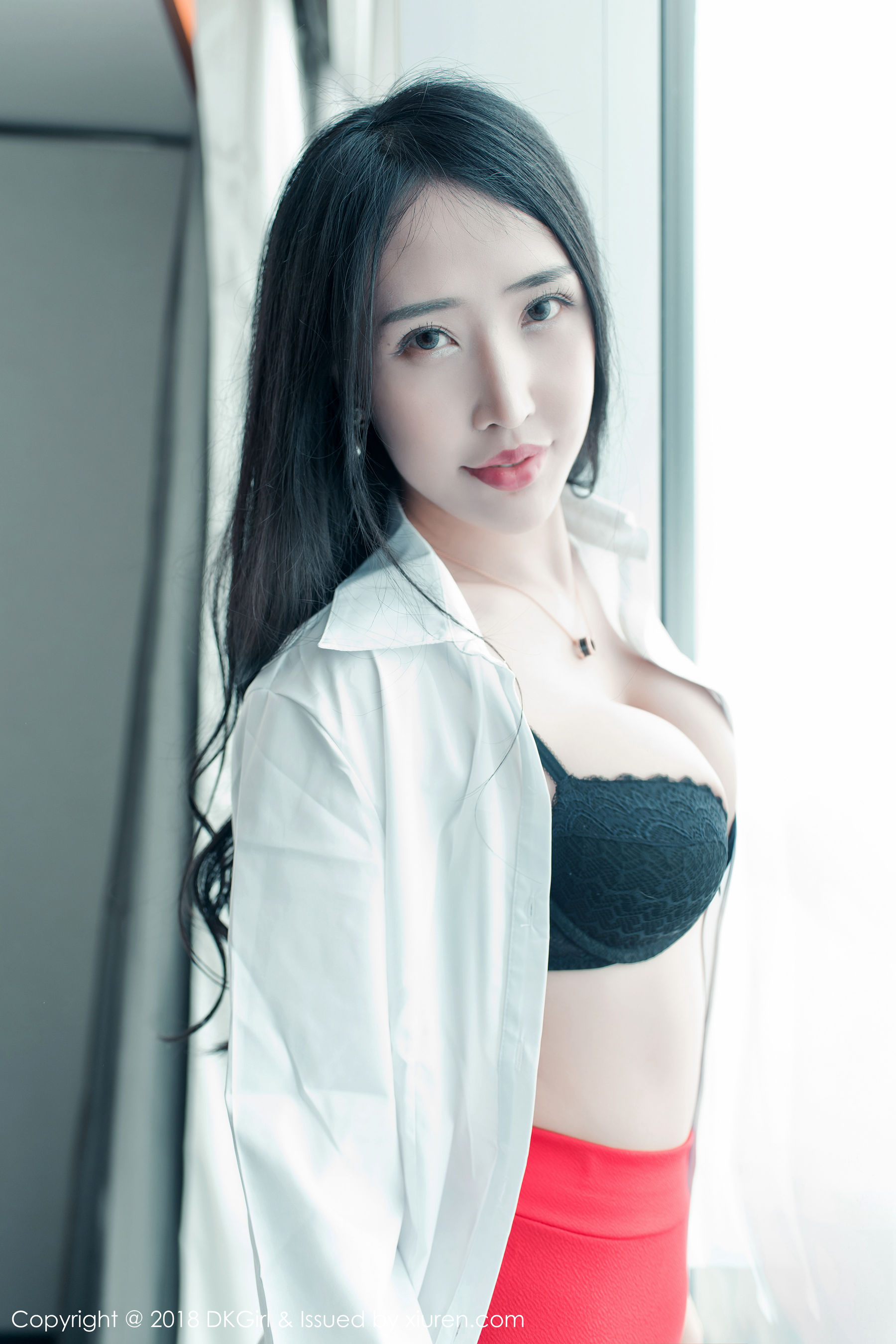 靓丽女神石心琪黑丝袜美腿写真爆乳翘臀