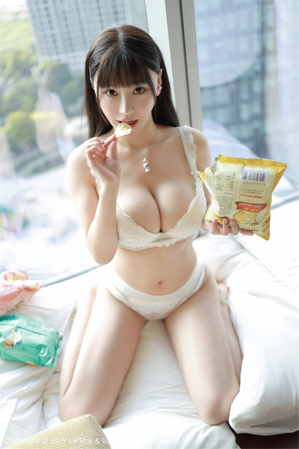 巨乳美女Flower朱可儿脱内衣露豪乳薯片遮点