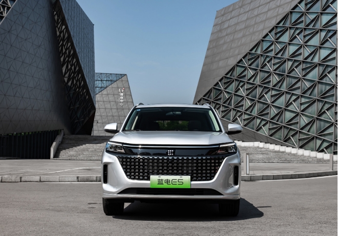 中型SUV，是插混、还不到10万，蓝电E5让吉利博越L怎么“活”？