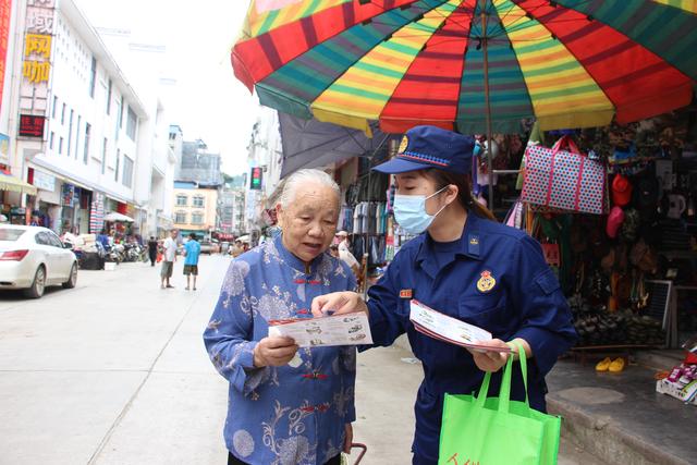 广西西林消防大队：宣传进市场 传递安全防火“小技巧”