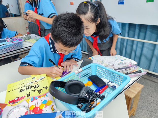 牛！卖鱼桥小学一群孩子造汽车向全国直播，还有25位重庆老师打飞的来观摩