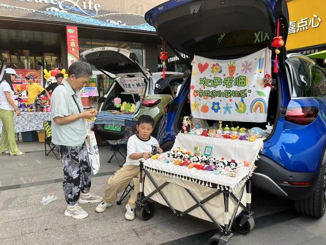 海口：车尾箱集市热闹开市  激发消费新场景