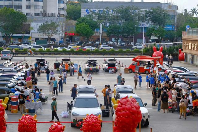 海口：车尾箱集市热闹开市  激发消费新场景