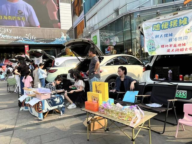 海口：车尾箱集市热闹开市  激发消费新场景