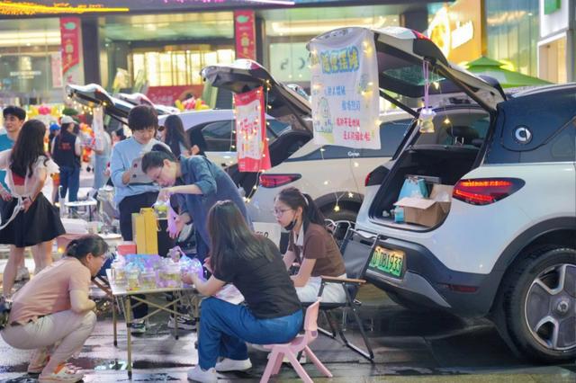 海口：车尾箱集市热闹开市  激发消费新场景