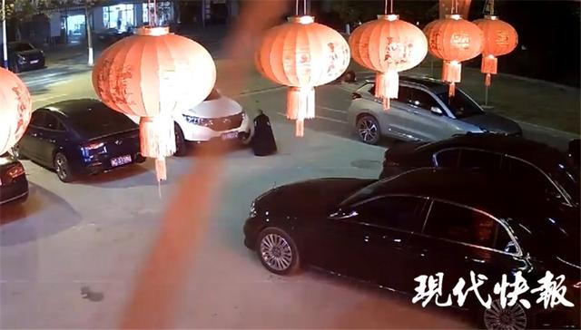 神操作！大叔蹭了白车，夜里偷偷拿牙膏去“补漆”