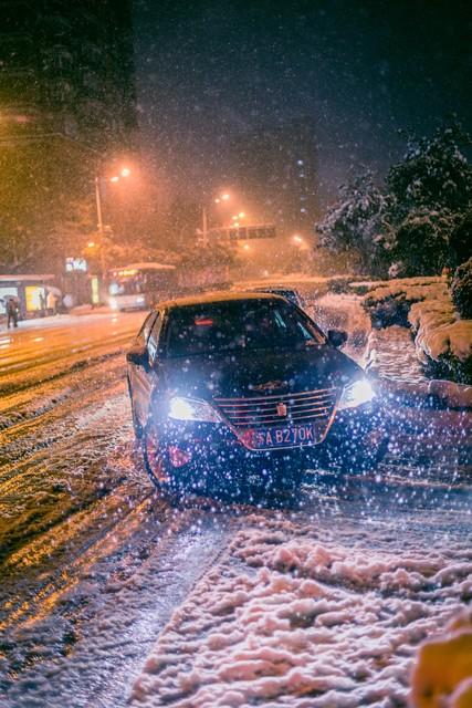 冬天大雪天有一把伸缩#雪铲 太实用了几分钟就能清理完还不伤车