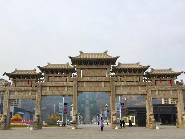 不怕风吹日晒雨淋的户外桌椅遮阳伞呵护着宝鸡市盛世广场的游客