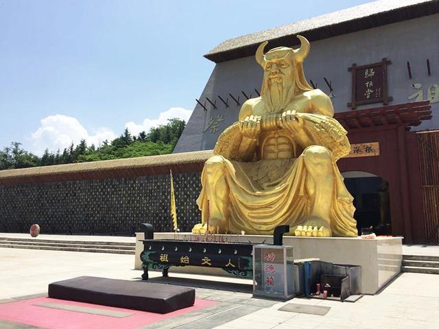 不怕风吹日晒雨淋的户外桌椅遮阳伞呵护着宝鸡市盛世广场的游客