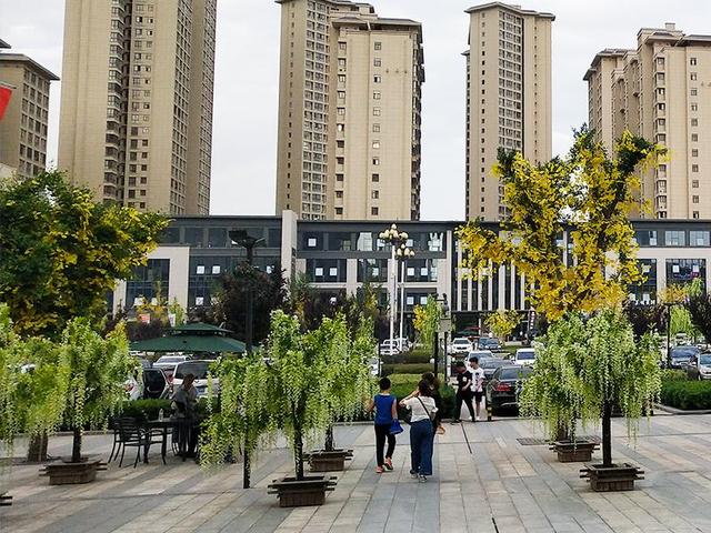 不怕风吹日晒雨淋的户外桌椅遮阳伞呵护着宝鸡市盛世广场的游客